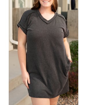Vestido de camiseta de talla grande con estilo ajustado  
Hecho de un tejido de cordón texturizado para comodidad y calidad  
Detalles de costura expuesta en los hombros y la espalda  
Diseño de escote en V para un look más femenino  
Incluye bolsillos para mayor conveniencia  
Disponible en tallas 1X a 4X  
Elasticidad media-alta para un ajuste perfecto  
Material: 75% poliéster, 20% viscosa, 5% elastano