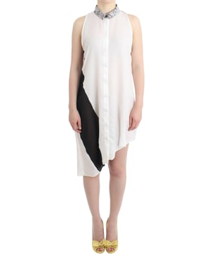 Brandneues C'N'C Hemdkleid ohne Knopfe.
  100% Polyester Material.
  Erhaltlich in Weiss Schwarz und Rot.
  Assymetrischer Saum.
  Armelloses Design.
  Kragen mit Knopfen.
  Knopfverschluss vorne.
  Logo.
  Details.
  Inklusive Originaletiketten und Aufbewahrungstasche.