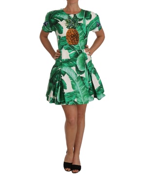 Precioso vestido nuevo de Dolce & Gabbana con etiquetas.
  Silueta de cambio de linea A.
  Adorno de abeja y pina de cristal y lentejuelas multicolor.
  Estampado de hojas de platano verde.
  Forro interior elastico de seda blanca.
  Cierre de cremallera completo.
  Detalles del logotipo.
  Hecho en Italia.
  Alta artesania.
  Material: 86% algodon 14% seda.
  Forro: 94% seda 6% elastano.