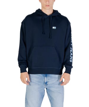 Marke: Tommy Hilfiger Jeans.
  Geschlecht: Manner.
  Typ: Sweatshirts.
  Saison: Herbst/Winter.
  Farbe: blau.
  Muster: Druck.
  Kragen: Kapuze.
  Taschen: Vordertaschen.
  Artikelnummer: DM0DM21834.
  Zusammensetzung: 100% Bio.
  Baumwolle.
  Waschen: Maschinenwasche bei 30Â°.