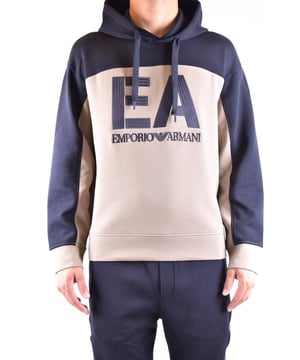 Marke: Emporio Armani.
  Geschlecht: Manner.
  Typ: Sweatshirts.
  Saison: Herbst/Winter.
  Farbe: mehrfarbig.
  Muster: Druck.
  Armel: lang.
  Ausschnitt: Rundhalsausschnitt.
  Kragen: Kapuze.
  Artikelnummer: V_26752.
  Zusammensetzung: 76% Baumwolle 6% Elasthan 18% Polyester.
  Waschen: Maschinenwasche bei 30Â°.