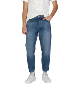 Marke: Antony Morato.
  Geschlecht: Manner.
  Typ: Jeans.
  Saison: Fruhling/Sommer.
  Farbe: blau.
  Verschluss: Reissverschluss und Knopf.
  Taschen: Vorder.
  und Gesasstaschen.
  Artikelnummer: MMDT00291.
  FA700147.
  Zusammensetzung: 100% Baumwolle.
  Waschen: Maschinenwasche bei 30Â°.