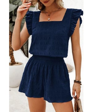 Zweiteiliges Set besteht aus einem strukturierten Top mit quadratischem Ausschnitt und gerafften Shorts mit hoher Taille.  
Einfarbiges Design für einen vielseitigen und zeitlosen Look.  
Weicher, atmungsaktiver Stoff für ganztägigen Komfort.  
Geeignet für verschiedene Anlässe.  
Mittlere Elastizität für eine bequeme Passform.  
Material: 95% Polyester, 5% Elastan.