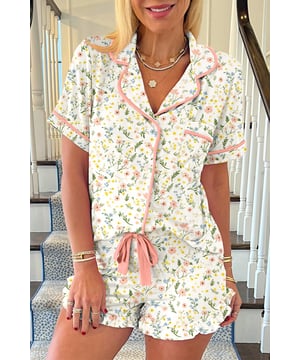 Prachtig bloemenprintontwerp  
Contrasterende bies voor een chique uitstraling  
Zachte en ademende stof  
Ideaal om te slapen of te relaxen thuis  
Materiaal: 95% Polyester 5% Elastan