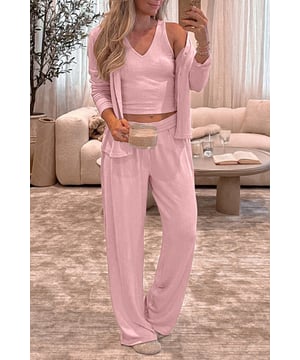 3-teiliges Loungeset  
Helle rosa Farbe  
Enthält ein langärmliges Top mit Knopfverschluss, eine Weste und Lounge-Hosen  
Stilvolles Design für Entspannung oder Besorgungen  
Vielseitiges Set zum Kombinieren mit anderen Garderobenstücken  
Ideales Geschenk für diejenigen, die Komfort und Stil priorisieren  
Material: 75% Polyester, 20% Viskose, 5% Elasthan