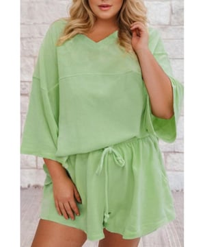 Conjunto de 2 piezas Meadow Mist Green en talla grande con camiseta de cuello en V y hombros caídos y pantalones cortos sueltos.  
Conjunto chic de 2 piezas diseñado para mujeres curvy.  
Camiseta con cuello en V y hombros caídos que favorece.  
Pantalones cortos sueltos y cómodos.  
Eleva el estilo casual sin esfuerzo.  
Material: 75% Poliéster, 20% Algodón, 5% Elastano.