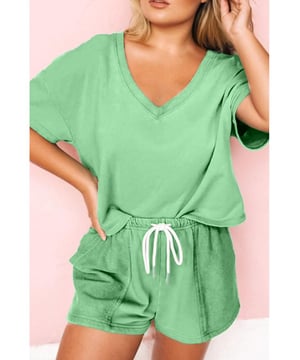 Conjunto de talla grande en verde menta  
Incluye una camiseta con cuello en V y pantalones cortos con cordón  
Suave, transpirable y cómodo  
Estilo chic y alta calidad  
Bolsillo con parche en la camiseta  
Disponible en tallas 1X a 4X  
Elasticidad media  
Material: 70% Poliéster, 25% Algodón, 5% Elastano