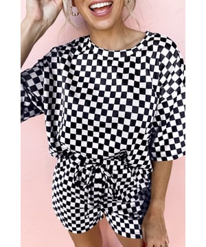 Conjunto de 2 piezas que incluye una camiseta casual y shorts  
Patrón a cuadros en negro  
Camiseta de corte suelto con hombros caídos  
Cintura elástica con detalle de lazo  
Material: 95% poliéster 5% elastano