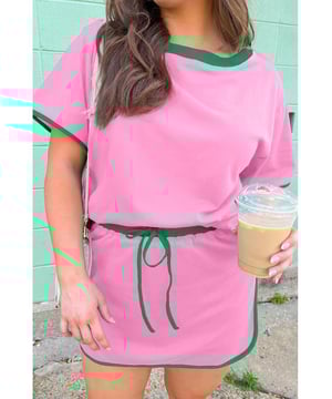 Conjunto de dos piezas de talla grande  
Camiseta con ribete en contraste  
Mini falda  
Mangas cortas  
Diseño de falda favorecedor  
Tejido ligero  
Sensación fresca  
Perfecto para climas cálidos  
Conjunto moderno y a la moda  
Material: 75% Poliéster, 20% Algodón, 5% Elastano