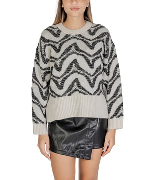 Marca: Solo.
  Genero: Mujer.
  Tipo: Punto.
  Temporada: Otono/Invierno.
  Color: blanco.
  Mangas: largas.
  Escote: cuello redondo.
  Codigo del articulo: 15332157.
  Composicion: 78% acrilico 22% poliester.
  Lavado: lavar a maquina a 30Â°.
