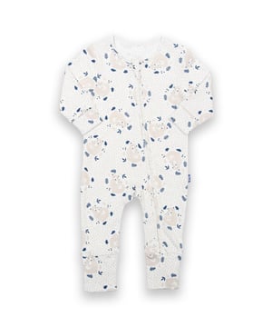 100% organic cotton | Proud to be certified to the Global Organic Textile Standard (GOTS) | Snuggle bear all-over print | Cream | Interlock fabric (200-210 gsm) | Zip opening with zip guard | Long sleeved | Integrated scratch mitts up to 6 months | Turn back feet | Nappy-change friendly | Made in Turkey | Machine washable at 40 degrees, or at 30 degrees to be kinder to the planet