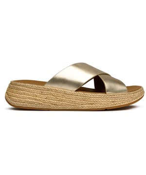 Verleihen Sie Ihrem Sommerstyle mit diesen luxuriÃ¶sen goldenen Leder-Espadrilles neuen Schwung, die mediterranen Charme mit modernster Komforttechnologie verbinden. Die 5cm Plateau-Sohle verfÃ¼gt Ã¼ber FitFlops charakteristische Microwobbleboard-Technologie, die bei jedem Schritt erstklassige DÃ¤mpfung bietet, wÃ¤hrend die natÃ¼rliche Kork- und Gummikonstruktion fÃ¼r langanhaltende Haltbarkeit sorgt. Perfekt fÃ¼r sonnige Tage, an denen Sie mÃ¼helos schick aussehen mÃ¶chten, ohne auf Komfort zu verzichten.