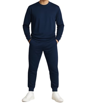 Deze herenset van polyester trainingspakken bestaat uit een pullover sweatshirt met lange mouwen en ronde hals en bijpassende joggers. Het ontwerp met geribde details, een verstelbare tailleband met trekkoord en zijzakken combineert comfort met praktisch gemak. De ademende stof laat je makkelijk bewegen, waardoor het perfect is voor trainingen, loungen of casual alledaagse kleding.