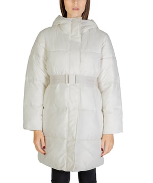 Marca: Calvin Klein Jeans.
  Genero: Mujeres.
  Tipo: Chaquetas.
  Temporada: Otono/Invierno.
  Color: blanco.
  Cierre: cremallera y botones automaticos.
  Mangas: largas.
  Escote: cuello alto.
  Cuello: capucha.
  Bolsillos: bolsillos delanteros.
  Codigo del articulo: J20J224122.
  Composicion: 52% nylon 48% poliamida.
  Lavado: lavar a maquina a 30Â°.