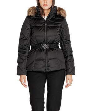 Chaqueta negra lisa con capucha.
  Cierre de cremallera.
  Mangas largas.
  Cuello con capucha.
  Bolsillos delanteros.
  Codigo del articulo: W4BL53 WEX52.
  Composicion: 100% poliester.
  Lavable a maquina a 30Â°.
  Temporada: Otono/Invierno.
  Marca: Guess.
  Genero: Mujeres.
  Tipo: Chaquetas.