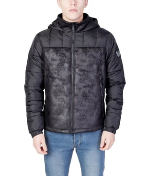 Chaqueta negra con capucha y cremallera para hombre.
  Marca: Ea7.
  Genero: Hombres.
  Tipo: Chaquetas.
  Temporada: Otono/Invierno.
  Color: negro.
  Cierre: con cremallera.
  Mangas: largas.
  Cuello: capucha.
  Composicion: 100% poliester.