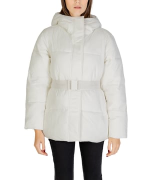 Marca: Calvin Klein.
  Genero: Mujeres.
  Tipo: chaquetas.
  Temporada: Otono/Invierno.
  Color: blanco.
  Patron: liso.
  Cierre: cremallera y botones automaticos.
  Bolsillos: bolsillos delanteros.
  Codigo del articulo: J20J224107.
  Composicion: 52% nylon 48% poliamida.
  Lavado: lavar a maquina a 30Â°.