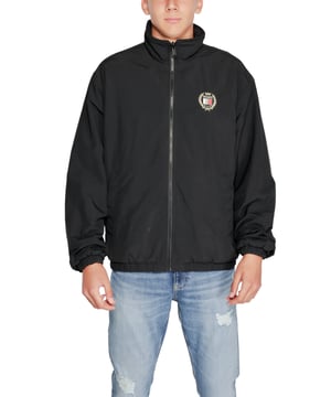 Marca: Tommy Hilfiger.
  Genero: Hombres.
  Tipo: Chaquetas.
  Temporada: Otono/Invierno.
  Color: negro.
  Patron: marcado.
  Cierre: con cremallera.
  Mangas: largas.
  Bolsillos: bolsillos delanteros.
  Codigo del articulo: DM0DM19643.
  Composicion: 100% poliester.
  Lavado: lavar a maquina a 30Â°.