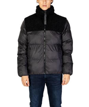 Merk: Calvin Klein Jeans
  Geslacht: Heren
  Type: Jassen
  Seizoen: Herfst/Winter
  Kleur: zwart
  Sluiting: met ritssluiting
  Mouwen: lang
  Halslijn: coltrui
  Zakken: voorzakken
  Artikelcode: J30J326091
  Samenstelling: 100% polyester