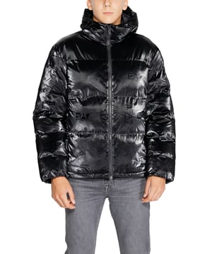 Marca: Ea7.
  Genero: Hombres.
  Tipo: Chaquetas.
  Temporada: Otono/Invierno.
  Color: Negro.
  Patron: Liso.
  Sujecion: Con cremallera.
  Mangas: Largas.
  Cuello: Capucha.
  Bolsillos: Bolsillos delanteros.
  Composicion: 100% poliester.
  Lavado: Lavar a maquina a 30Â°.
  Codigo del articulo: 6DPB34 PNHMZ.