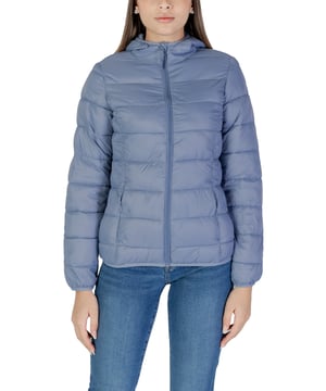 Marca: B.young.
  Genero: Mujer.
  Tipo: chaquetas.
  Temporada: Otono/Invierno.
  Color: azul claro.
  Cierre: con cremallera.
  Mangas: largas.
  Escote: cuello alto.
  Cuello: capucha.
  Bolsillos: bolsillos delanteros.
  Codigo del articulo: 20810658.
  Composicion: 100% nylon.