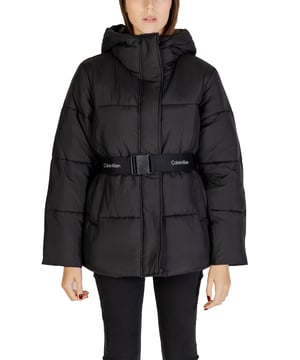Marca: Calvin Klein.
  Genero: Mujer.
  Tipo: chaquetas.
  Temporada: Otono/Invierno.
  Color: negro.
  Patron: liso.
  Cierre: cremallera y botones automaticos.
  Bolsillos: bolsillos delanteros.
  Codigo del articulo: J20J224107.
  Composicion: 52% nylon 48% poliamida.
  Lavado: lavar a maquina a 30Â°.