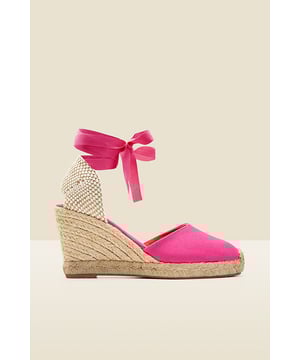 Feel-good shoesClassic - and comfortable - espadrille wedge soleStatement ribbon tieWear-all-day comfortStyle with denim shorts or a summer dressWe recommend sizing up as this product runs small