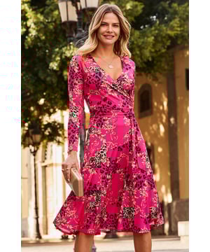 Everyone looks good in a wrap dress
Made from the softest jersey for serious comfort
Tie belt shows off your waist
Swishy midi hem
It'll take you from work to wine time
Courts ankle boots strappy heels - it goes with every shoe