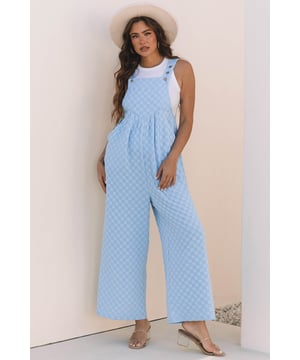 Mono sin mangas diseñado para climas cálidos  
Patrón a cuadros elegante  
Detalles de bolsillo tipo peto funcional  
Diseño de cintura alta y pierna ancha  
Material: 95% Poliéster 5% Elastano