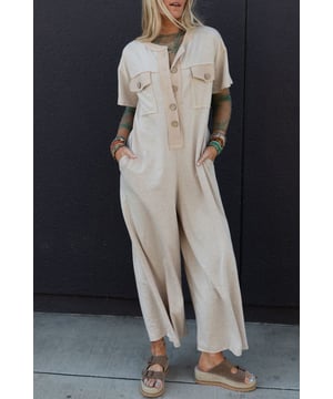 Mühelos schicker Jumpsuit für vielseitiges Styling  
Merkmale: Halber Knopfverschluss für einen modernen Touch  
Brusttaschen verleihen dem Design funktionale Raffinesse  
Kurze Ärmel sorgen für eine luftige und bequeme Passform  
Material: 65% Baumwolle, 33% Polyester, 2% Elasthan