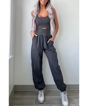 Mono jogger sin mangas  
Color gris carbón  
Correas traseras cruzadas únicas  
Detalles huecos intrincados  
Cuello cuadrado elegante  
Material: 75% Poliamida 25% Elastano