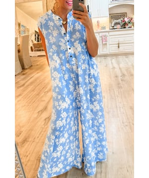 Blumenmuster für eine blühende Frühlingsatmosphäre  
Ärmelloses Design für ein luftiges Gefühl  
Halbknopfleiste für Bequemlichkeit  
Weites Bein für eine schmeichelhafte Silhouette  
Lässige Passform für Komfort  
Material: 95% Polyester 5% Elasthan