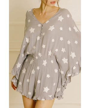 Grau mit Sternenmuster
  Strukturierter Stoff
  Kimono
  Stil Ärmel
  Rüschenärmel-Detail
  Entspannte und elegante Silhouette
Material: 100 % Polyester