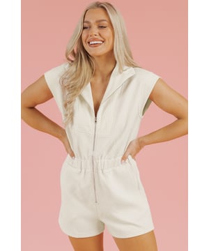 Vielseitiger V-Ausschnitt-Overall aus stilvollem Strukturstoff  
Frontreißverschluss verleiht einen modernen Touch  
Mit Kragen für einen eleganten und polierten Look  
Kurzärmeliger Stil sorgt für eine extra romantische Note  
Material: 97% Polyester, 3% Elastan