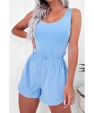 Mühelos schicker ärmelloser Jumpsuit für lässigen Stil  
Bietet eine schmeichelhafte, taillierte Silhouette für einen maßgeschneiderten Look  
Der Zugband aus Schlaufen verleiht dem Design eine besondere Note  
Bequeme und stylische Wahl für eine modebewusste Garderobe  
Material: 88% Polyamid, 12% Elasthan