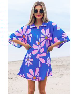 Blaues Sommerblumenmuster Hemdkollarloose Romper  
Entspanntes Fit für einen eleganten und lässigen Look  
Lebhaftes Blumenmuster für ein sommerliches Urlaubsgefühl  
Kragend mit halber Knopfleiste  
Weit geschnittener Beinstil  
Geeignet für verschiedene Körperformen  
Material: 100 % Polyester  