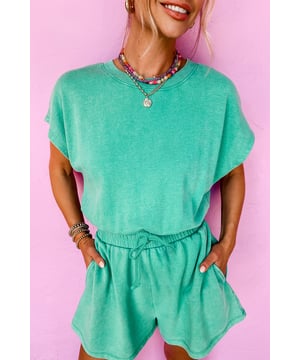 Mineralwaschbehandlung für einen einzigartigen Vintage-Look und ein weiches Gefühl  
Verstellbarer Kordelzugbund für eine individuelle Passform  
Hollow-out-Rückenansatz für ein stilvolles, edgy Detail  
Kombination aus dem Komfort eines Kleides und der Vielseitigkeit von Shorts  
Kurze Ärmel für einen lässig bequemen Look  
Material: 75% Polyester, 25% Baumwolle