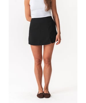 Faldas Amina - Negras: Tu nueva prenda favorita de TeeShoppen

¿Sueñas con una falda que combine a la perfección elegancia atemporal con versatilidad moderna? Descubre las Faldas Amina en negro clásico: una prenda imprescindible diseñada por TeeShoppen que revolucionará tu estilo y se convertirá en un básico en tu armario. Esta falda no es solo una prenda; es una invitación a expresar tu estilo personal con confianza y delicadeza, sin importar la ocasión.

Comodidad y calidad inigualables

Las Faldas Amina están confeccionadas 100 % poliéster, un material cuidadosamente seleccionado por sus múltiples beneficios. Imagina una falda ligera y cómoda al tacto, a la vez que increíblemente duradera y que mantiene su forma durante todo el día. El poliéster es conocido por su resistencia a las arrugas, lo que convierte a la Falda Amina en la opción perfecta para la mujer moderna y activa. Dile adiós al planchado innecesario y hola a tener más tiempo para lo que realmente importa. El profundo color negro se mantiene intenso lavado tras lavado, garantizando que tu falda luzca como nueva por mucho tiempo.