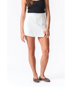 Elegancia sin Esfuerzo: Falda Amina - Blanca

Descubre tu nuevo básico de armario con la Falda Amina - Blanca de TeeShoppen. No es una falda blanca cualquiera; es un lienzo para tu estilo personal, una promesa de sofisticación natural y un testimonio de diseño atemporal. En TeeShoppen, creemos en la moda que empodera, y esta falda para mujer está diseñada para hacerte sentir segura y elegante, sin importar la ocasión. Imagina lucir una prenda que combina a la perfección elegancia con practicidad para el día a día: esa es la experiencia de la Falda Amina.

Comodidad sedosa y fácil de cuidar: Confeccionada con 100 % poliéster de alta calidad, la Falda Amina tiene una caída maravillosa y una sensación de suavidad excepcional. Pero el lujo no termina ahí. Esta tela es un sueño para un estilo de vida ajetreado: es excepcionalmente duradera, resistente a las arrugas y muy fácil de cuidar. Disfruta de un uso duradero y una falda impecable con el mínimo esfuerzo, lo que te permitirá dedicarte más tiempo a ti. Realza tu estilo con la falda Amina blanca. Es más que una prenda de vestir; es una inversión en tu confianza y en la versatilidad de tu armario. ¡Añade esta prenda esencial a tu colección hoy mismo y disfruta del estilo chic sin esfuerzo!