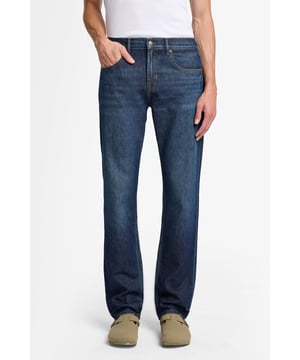 Herren  Die Straight-Jeans hat eine klassische Jeans-Passform mit mittlerer Leibhöhe und schlanken, schmal zulaufenden Beinen.