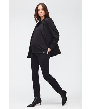Dames  Waarom zou je je favoriete 7 For All Mankind straight-leg jeans niet tijdens je zwangerschap kunnen dragen? Daarvoor hebben wij nu de Straight Maternity jeans van Luxe Gravity denim ontworpen. Het klassieke model met rechte pijp heeft een speciale “Secret Fit”-band met genoeg ruimte voor een groeiende buik, en is gemaakt van het geliefde Slim Illusion denim, dat garant staat voor een perfecte stretch-fit en ongekend comfort.