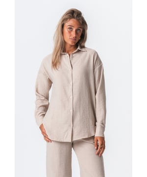 Camisa Lilly Arena para Mujer de TeeShoppen

Descubre la combinación perfecta de estilo y comodidad con la Camisa Lilly Arena, diseñada exclusivamente para mujer. En TeeShoppen, la calidad y el diseño vanguardista se unen a la practicidad en esta prenda excepcional. Diseñada para quienes aprecian la elegancia natural, esta camisa combina a la perfección con cualquier prenda de tu armario, ya sea para ir a la oficina, quedar con amigos para un brunch o planear una salida informal.

Estilo Único y Atractivo Atemporal

Confeccionada con precisión, la Camisa Lilly ofrece un diseño versátil que combina una elegancia discreta con un estilo moderno. El color arena monocromático enfatiza la simplicidad a la vez que refleja una innegable sensación de sofisticación, convirtiéndola en la opción ideal para realzar cualquier look casual o elegante.

Materiales de Calidad para una Comodidad Duradera

Confeccionada en 100% poliéster, esta camisa no solo presume de un acabado suave y lujoso, sino que también ofrece una larga durabilidad, garantizando que se mantenga como un básico en tu armario temporada tras temporada. El tejido es suave y ligero, ideal para los días cálidos y te mantiene fresca y cómoda. Su construcción de alta calidad asegura que la camisa sea resistente al desgaste, brindando una opción resistente para una pieza esencial de todos los días.