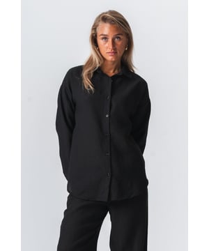 Presentamos la Camisa Lilly - Negra para Mujer

La Camisa Lilly en Negro de TeeShoppen es una prenda esencial y moderna, diseñada exclusivamente para mujeres que valoran el estilo y la comodidad. Confeccionada con poliéster 100% de la más alta calidad, esta prenda única es perfecta para quienes buscan combinar la moda clásica con un toque contemporáneo. El elegante color negro garantiza una versatilidad infinita, adaptándose a la perfección a cualquier look, ya sea para una salida informal o para un evento de noche sofisticado.

Características Clave de la Camisa Lilly

Tejido 100% poliéster de primera calidad que garantiza una larga duración.
Elegante y versátil color negro, ideal para cualquier ocasión.
Diseño contemporáneo creado específicamente para mujer.
Combinación perfecta de estilo moderno y elegancia atemporal.

Una adición versátil a tu armario.

El diseño de la Camisa Lilly prioriza la funcionalidad y la estética. La elección del color y el material la convierte en una prenda ideal para combinar con otras prendas en climas fríos o como prenda independiente en climas cálidos. Su diseño minimalista es perfecto para quienes aprecian las líneas limpias y la simplicidad del estilo moderno. La tela es ligera, lo que la convierte en una opción ideal incluso en días cálidos. Cada detalle está pensado para que disfrutes de la combinación perfecta de moda y comodidad.