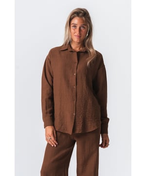 Presentamos la Camisa Lilly - Marrón de TeeShoppen

Disfruta de la combinación perfecta de estilo y comodidad con la Camisa Lilly - Marrón. Diseñada exclusivamente para mujer, esta prenda atemporal de TeeShoppen es el complemento ideal para cualquier armario. Con un ajuste excelente y una elegancia moderna, nuestra camisa está diseñada para realzar tu look diario y mantenerte cómoda en cualquier situación.

Calidad y Diseño Inigualables

En TeeShoppen, priorizamos la calidad y la atención al detalle. La Camisa Lilly - Marrón está confeccionada con poliéster 100% de primera calidad, lo que garantiza un tacto suave, durabilidad y una comodidad excepcional. El tejido mantiene la forma y el color a la perfección, ofreciendo una apariencia duradera que destaca entre la multitud.

Versatilidad para Cada Ocasión

Esta camisa está diseñada para complementar una variedad de estilos y ocasiones. Ya sea para ir a la oficina, disfrutar de una salida informal o asistir a un evento especial, la Camisa Lilly - Marrón realza tu apariencia sin esfuerzo. El sofisticado tono marrón aporta calidez y profundidad, asegurándote siempre un aspecto moderno y seguro. Diseñada para brindar confianza y comodidad

La camisa Lilly marrón es más que una simple prenda de vestir; es una prenda que marca tendencia y que te ayudará a aumentar tu confianza. Cada detalle de esta camisa ha sido cuidadosamente diseñado pensando en quienes la usan.