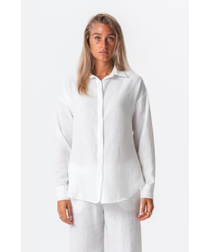 Camisa Lilly - Blanca: Tu estilo definitivo

Presentamos la exquisita Camisa Lilly - Blanca de TeeShoppen, una prenda imprescindible en el armario de cualquier mujer que valore el estilo y la comodidad. Esta elegante prenda está confeccionada por expertos en 100% poliéster, lo que garantiza durabilidad, dinamismo y un ajuste suave y favorecedor que realza tu encanto femenino. Ya sea para una salida informal o para un elegante evento nocturno, esta camisa es el lienzo ideal para crear un estilo sofisticado y natural.

Diseñada con Confianza y Cuidado

La Camisa Lilly - Blanca está diseñada para la mujer moderna que aprecia la ropa elegante y versátil. Confeccionada con poliéster de primera calidad, esta camisa ofrece un tacto sedoso y una sujeción robusta para el día a día, manteniendo una apariencia atractiva. Su nítido tono blanco encarna la pureza y la simplicidad, convirtiéndola en una prenda esencial que aporta su elegancia natural a cualquier conjunto.

Nuestros expertos en diseño han estudiado meticulosamente las tendencias de moda actuales para crear una camisa que sea tan elegante como funcional. Su elegante silueta se adapta a diferentes tipos de cuerpo, permitiendo que cada mujer se mueva con confianza a lo largo del día. Además, su lujosa textura crea una combinación única de comodidad y estilo.