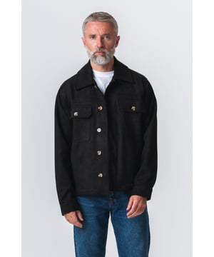 Descubre la Chaqueta Callum Negra de TeeShoppen

Disfruta de un estilo desenfadado y un diseño moderno con la Chaqueta Callum Negra, diseñada específicamente para el hombre moderno. Esta chaqueta premium de TeeShoppen está diseñada para realzar tu armario con su estética elegante y comodidad inigualable. Perfecta para salidas diarias, eventos informales de negocios o aventuras de fin de semana, la Chaqueta Callum combina funcionalidad y moda en una prenda superior.

Comodidad y Funcionalidad Combinadas

Diseñada pensando en el hombre moderno, cada detalle de la Chaqueta Callum destaca por su comodidad y utilidad. Sus amplios bolsillos te garantizan un almacenamiento práctico, mientras que su diseño ajustado proporciona libertad de movimiento sin sacrificar el estilo.

Tu Elección Ideal de Ropa de Abrigo

La Chaqueta Callum Negra combina a la perfección con una gran variedad de atuendos, convirtiéndola en una prenda esencial para el armario de cualquier hombre. Su atractivo atemporal, combinado con las tendencias contemporáneas, te garantiza estar a la vanguardia de la moda, sin importar adónde te lleve el día. Fabricada con un compromiso con la calidad y el estilo, esta chaqueta garantiza la atención al detalle y la comodidad que esperan los caballeros más exigentes. Con un enfoque marcado en la durabilidad y el diseño, TeeShoppen ofrece una prenda de abrigo que destaca tanto por su funcionalidad como por su apariencia.