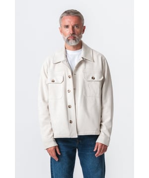 Wir präsentieren die Callum Jacke – Weiß für Herren

Die Callum Jacke – Weiß von TeeShoppen ist eine stylische, moderne Jacke speziell für den modernen Mann. Komfort und Stil stehen bei dieser vielseitigen Jacke im Mittelpunkt. Sie ist die ideale Wahl für modebewusste Männer, die Wert auf Zuverlässigkeit und Qualität legen. Die Callum Jacke bietet eine schlanke Silhouette und vielfältige Styling-Optionen. Sie lässt sich bei kühlerem Wetter perfekt über Ihrer Lieblingskleidung tragen.

Herausragende Qualität und Handwerkskunst

Erleben Sie Premium-Qualität mit jedem Stich. Die Callum Jacke wurde fachmännisch gefertigt und legt Wert auf Strapazierfähigkeit und Langlebigkeit. Aus 100 % Polyester gefertigt, sorgt diese Jacke für Komfort und Wärme, ohne auf Stil verzichten zu müssen. Die glatte Oberfläche des Stoffes und seine Strapazierfähigkeit machen sie zu einer hervorragenden Ergänzung für jede legere oder formelle Garderobe.

Designt für den modernen Männer-Lifestyle

Diese Jacke wurde sorgfältig entworfen, um die Bedürfnisse moderner Männer zu erfüllen. Egal, ob Sie einen entspannten Tagesausflug planen oder sich auf eine Abendveranstaltung vorbereiten, die Callum-Jacke bietet eine perfekte Mischung aus Funktionalität und Stil.