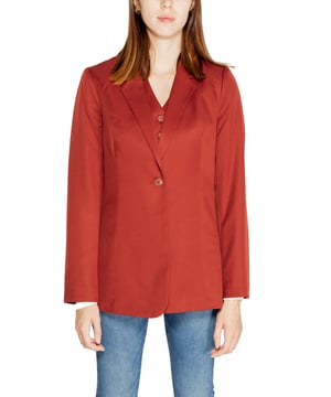 Blazer liso rojo para mujer.
  Cuello de solapa.
  Cierre de botones.
  Mangas largas.
  Codigo del articulo: 10311421.
  Composicion: 100% poliester.
  Cuidados: Lavar a maquina a 30Â°.