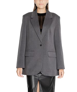 Blazer gris liso de Only.
  Genero: Mujeres.
  Tipo: Blazer.
  Temporada: Otono/Invierno.
  Color: Gris.
  Patron: Liso.
  Sujecion: Botones.
  Mangas: Largas.
  Bolsillos: Bolsillos delanteros.
  Composicion: 28% viscosa 69% poliester y 3% lycra.
  Codigo del articulo: 15324662.