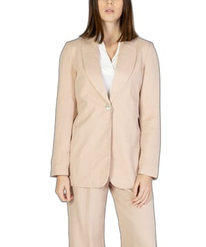Blazer rosa liso para mujer.
  Marca: Vero Moda.
  Temporada: Primavera/Verano.
  Color: rosa.
  Patron: liso.
  Cierre: con boton.
  Mangas: largas.
  Cuello: cuello de solapa.
  Bolsillos: bolsillos delanteros.
  Composicion: 81% viscosa 19% nailon.
  Lavado: lavar a maquina a 30Â°.